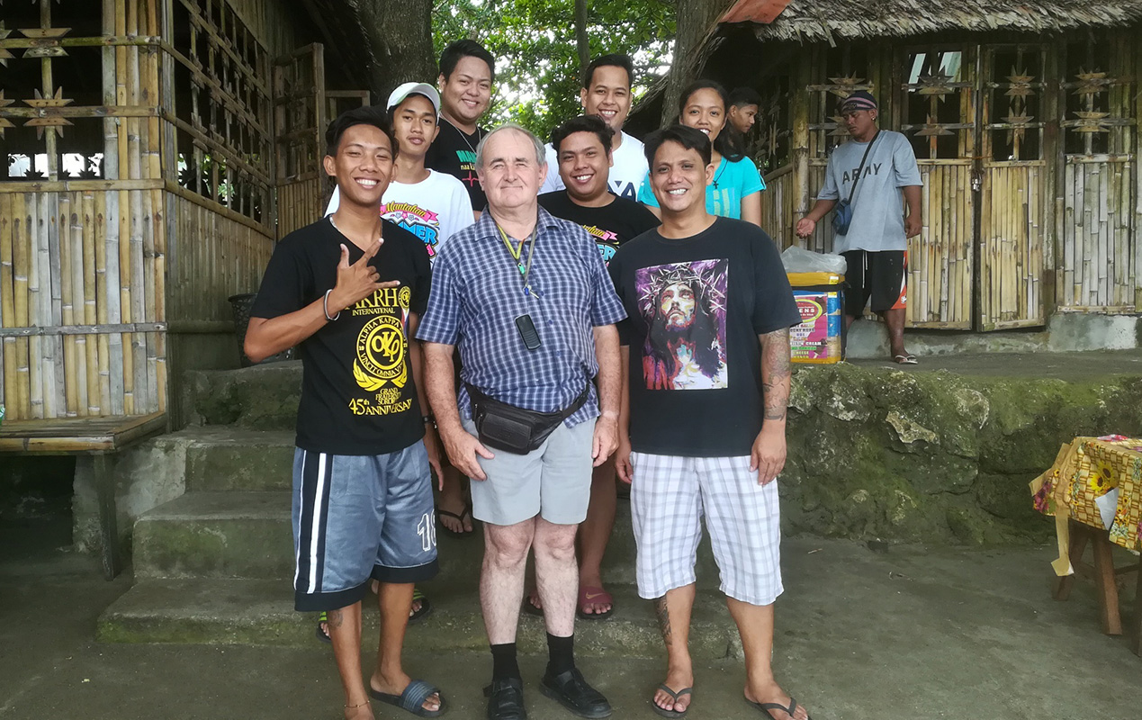 Le Père Armand rencontre les jeunes et les familles du quartier de Mantahan