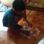 visite d'une famille : enfant occupé à jouer